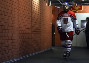 CHELYABINSK, RUSSIA - APRIL 23: The Czech Republic's Jaromir Pytlik #18 walks down the hallway prior to preliminary round action against France at the 2018 IIHF Ice Hockey U18 World Championship. (Photo by Andrea Cardin/HHOF-IIHF Images)